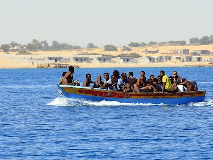 مهاجرون أفارقة على متن قارب قبالة السواحل الليبية  - AFP