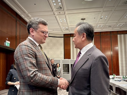 وزير الخارجية الأوكراني ديمترو كوليبا يلتقي كبير الدبلوماسيين الصينيين وانج يي على هامش مؤتمر ميونيخ للأمن في ألمانيا. 18 فبراير 2023 - Twitter@DmytroKuleba