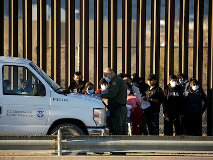 دورية أميركية تحتجز مهاجرين على الحدود مع المكسيك بعد تسليم أنفسهم لتقديم طلبات اللجوء - 22 يناير 2021 - REUTERS