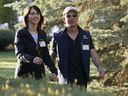 ماكنزي سكوت وزوجها السابق خلال حضورهما إحدى المناسبات - 12 يوليو 2013 - REUTERS
