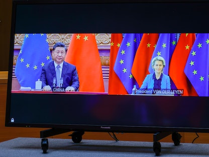 الرئيس الصيني شي جين بينج ورئيسة المفوضية الأوروبية أورسولا فون دير لاين يتحدثان عبر الفيديو خلال قمة الاتحاد الأوروبي والصين - 1 أبريل 2022 - REUTERS