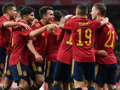 لاعبو إسبانيا يحتفلون بفوزهم على ألبانيا - AFP