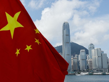 العلم الصيني أمام المنطقة المالية المركزية في هونج كونج خلال احتفالات اليوم الوطني الصيني. 1 أكتوبر 2022 - REUTERS