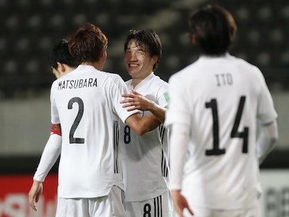 لاعبو المنتخب الياباني يحتفلون بأحد الأهداف في شباك منغوليا  - REUTERS