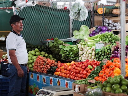 رجل يقف داخل سوق للخضراوات بعد أن أعلنت الحكومة البنمية تنظيم أسعار 72 مادة غذائية بعد احتجاجات على الغلاء في بنما سيتي- 25 يوليو 2022 - REUTERS