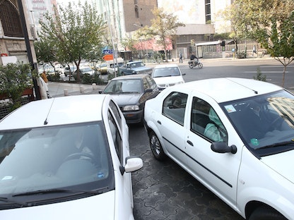 سيارات تقف في طابور عند محطة وقود بعد ارتفاع أسعاره في طهران، إيران، 15 نوفمبر 2019 - REUTERS