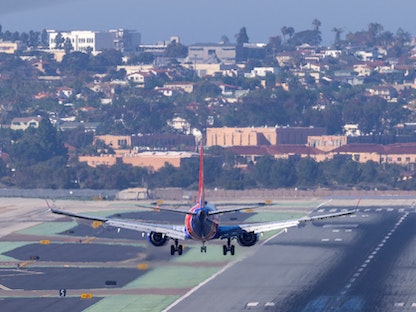 طائرة تستعد للهبوط في مطار سان دييجو في ولاية كاليفورنيا الأميركية. 6 يناير 2022 - REUTERS