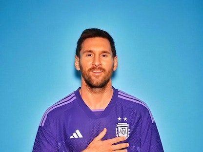 ليونيل ميسي يرتدي القميص الجديد لمنتخب الأرجنتين لكرة القدم - 29 أغسطس 2022 - facebook/Affbd