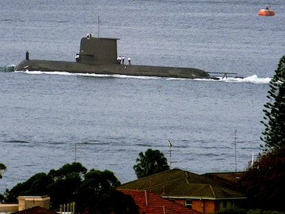 غواصة تابعة للبحرية الملكية الأسترالية بالقرب من ميناء سيدني. 4 مايو 2022 - REUTERS