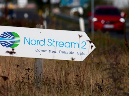  لافتة طريق تشير إلى فرع لخط الغاز "نورد ستريم 2" في لوبمين بألمانيا - 10 سبتمبر 2020 - REUTERS