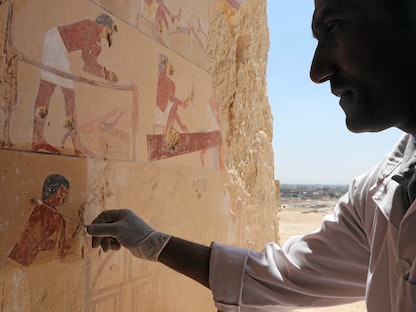 عالم آثار مصري يعمل داخل أحد المقابر الفرعونية في مدينة الأقصر جنوبي مصر. أبريل 2019 - REUTERS