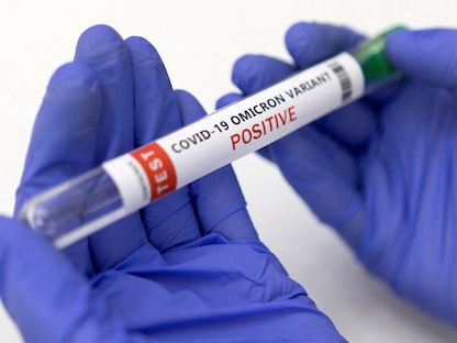 صورة تعبيرية لاختبار إيجابي للإصابة بمتحور فيروس كورونا "أوميكرون" - REUTERS