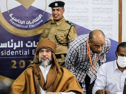 سيف الإسلام القذافي خلال إعلانه الترشح للانتخابات الرئاسية في ليبيا بمدينة سبها - 14 نوفمبر 2021 - AFP