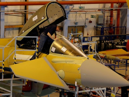 عامل شركة في "بي إيه إي سيستمز" البريطانية المختصة بالصناعات العسكرية يُعاين طائرة مقاتلة - REUTERS