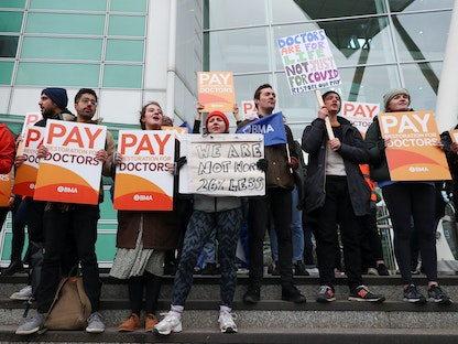 أطباء يتظاهرون في العاصمة البريطانية لندن للمطالبة بزيادة الأجور. 13 مارس 2023 - REUTERS