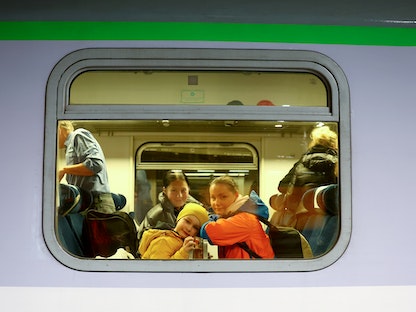 لاجئون أوكرانيون على متن قطار يصلون محطة برلين المركزية في العاصمة الألمانية. 7 مارس 2022 - REUTERS
