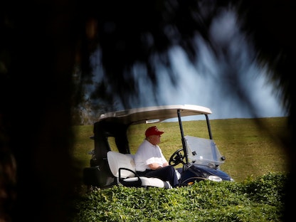 الرئيس الأميركي دونالد ترمب يلعب الغولف في نادي ترمب الدولي للغولف في ويست بالم بيتش، 28 ديسمبر 2020 - REUTERS