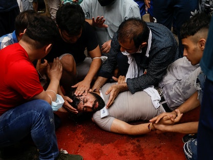 رجل أفغاني أغمي عليه خلال احتجاجات في نيودلهي بالهند. 24 أغسطس2021 - REUTERS