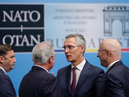 الأمين العام لحلف الناتو ينس ستولتنبرج (الثاني إلى اليمين) يتحدث مع وزير خارجية لوكسمبورج ومشاركين آخرين في بداية اجتماع مجلس شمال الأطلسي خلال اجتماع وزراء خارجية الناتو في بوخارست- 30 نوفمبر 2022 - AFP