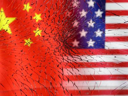 علما الولايات المتحدة وعلم الصين - REUTERS