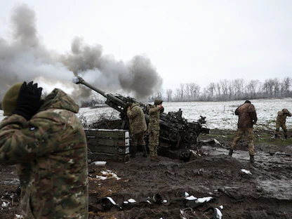 لحظة إطلاق المدفعية الأوكرانية قذائف هاوتزر M777 باتجاه المواقع الروسية على خط المواجهة في شرق أوكرانيا- 23 نوفمبر 2022 - AFP