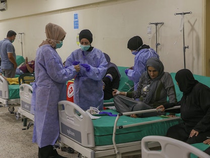 كوادر طبية تقوم برعاية مرضى يُشتبه بإصابتهم بالكوليرا في مستشفى ببلدة ببنين شمال لبنان- 28 أكتوبر 2022 - REUTERS