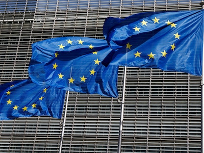 أعلام الاتحاد الأوروبي ترفرف خارج مقر مفوضية الاتحاد الأوروبي في بروكسل ببلجيكا – 17 يونيو 2022 - REUTERS