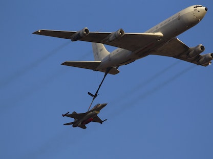طائرة مقاتلة تابعة للقوات الجوية الإسرائيلية من طراز F-16 خلال تزويدها بالوقود عبر طائرة بوينج 707 خلال تدريب عسكري في جنوب إسرائيل. 25 يونيو 2015 - REUTERS