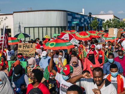 محتجون من قومية أورومو الإثيوبية في مسيرة من أجل العدالة بعد وفاة هاشالو هونديسا، 8 يوليو 2020 - AFP