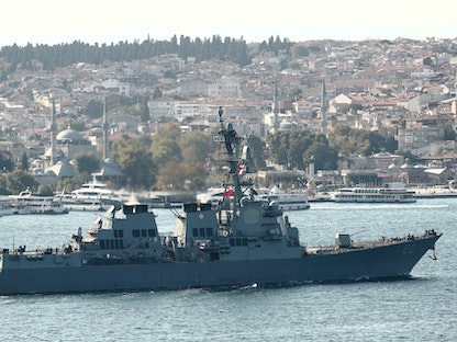 سفينة تابعة للبحرية الأميركية تبحر في مضيق البوسفور في طريقها إلى البحر الأسود - 21 يوليو 2016 - REUTERS