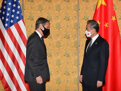 وزير الخارجية الصيني وانغ يي ونظيره الأميركي أنتوني بلينكن خلال لقائهما على هامش قمة مجموعة العشرين في العاصمة الإيطالية روما، 31 أكتوبر 2021 - REUTERS