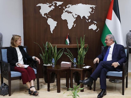 رئيس الوزراء الفلسطيني محمد إشتيه يستقبل في رام الله مديرة بعثة الوكالة الأميركية للتنمية الدولية للضفة الغربية وقطاع غزة ألر جروبس - 30 يونيو 2022 - wafa.ps