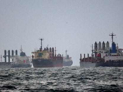 سفن تنتظر التفتيش بموجب مبادرة حبوب البحر الأسود في مضيق البوسفور في إسطنبول. 11 ديسمبر 2022 - REUTERS
