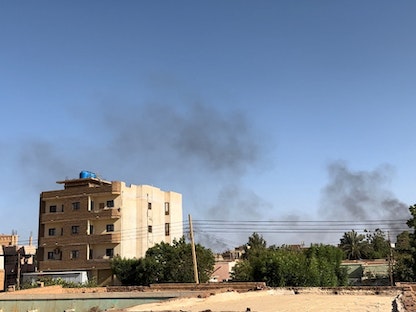 أعمدة دخان تتصاعد خلال اشتباكات بين الجيش وقوات الدعم السريع في أم درمان. السودان في 4 يوليو 2023. - REUTERS