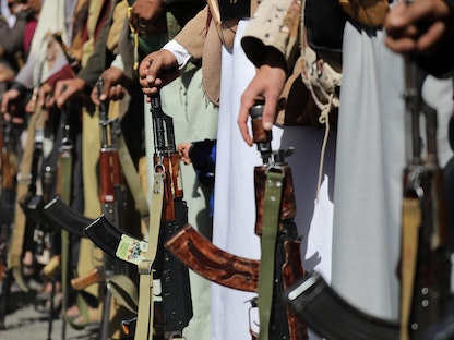 مسلحون حوثيون يحملون أسلحة رشاشة خلال مظاهرة خارج السفارة الأميركية في صنعاء بعد قرار الولايات المتحدة تصنيف الحوثيين جماعة إرهابية- 18 يناير 2021 - REUTERS