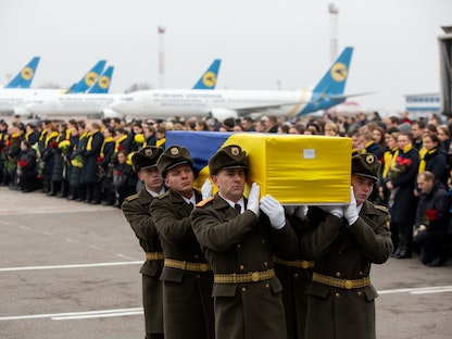 مراسم تأبين الضحايا الأوكرانيين في حادث تحطم طائرة إيرانية في مطار بوريسبيل الدولي خارج كييف، 19 يناير 2020 - REUTERS