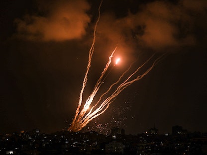 مشهد ليلي لانطلاق الصواريخ من قطاع غزة باتجاه إسرائيل- 6 أغسطس 2022 - AFP