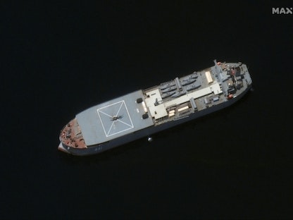 صور أقمار صناعية التقطتها شركة "ماكسار تكنولوجيز" تظهر السفينة الحربية الإيرانية مكران بالقرب من جزيرة لارك في الخليج العربي 10 مايو 2021 - via REUTERS