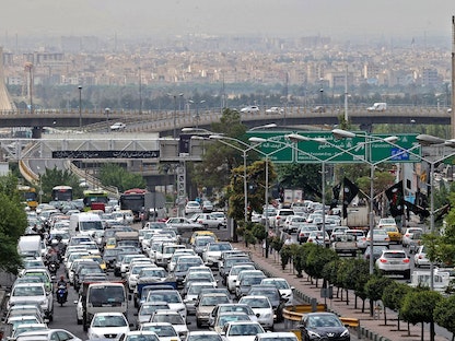 تكدس مروري في أحد شوارع العاصمة الإيرانية طهران - 31 يوليو 2022 - AFP