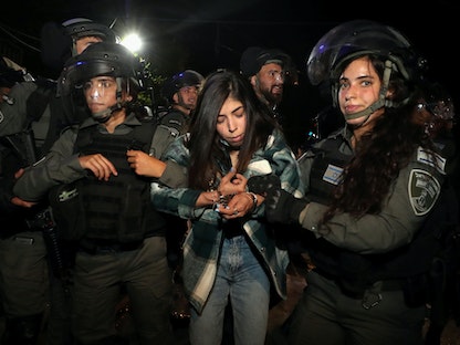 الشرطة الإسرائيلية تعتقل ناشطة فلسطينية خلال احتجاجات في حي الشيخ جراح بالقدس الشرقية المحتلة- 5 مايو 2021 - REUTERS