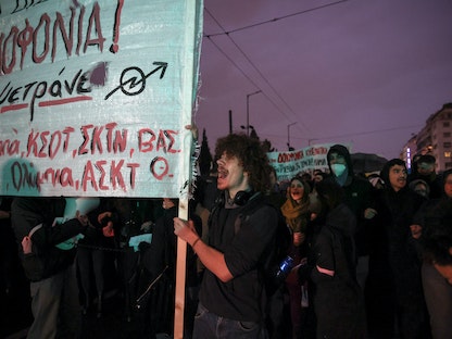 متظاهرون خلال احتجاج أمام مبنى البرلمان اليوناني بالعاصمة أثينا بعد حادث تصادم قطارين قرب مدينة لاريسا. 2 مارس 2023 - REUTERS