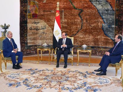 لقاء سابق جمع الرئيس المصري عبد الفتاح السيسي مع المشير خليفة حفتر في القاهرة - REUTERS