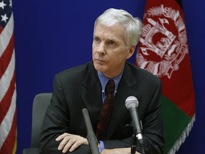 سفير الولايات المتحدة السابق في أفغانستان ريان كروكر يتحدث خلال مؤتمر صحافي في سفارة الولايات المتحدة في كابول، 27 يوليو 2011 - REUTERS