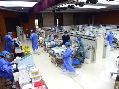 مصابون بفيروس كورونا في وحدة العناية المركزة بمقاطعة هوبي الصينية. 11 يناير 2023 - REUTERS