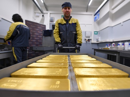 سبائك من الذهب في مصنع روسي للمعادن بمدينة كراسنويارسك في سيبيريا - 10 مارس 2022 - REUTERS