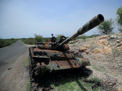 دبابة تضررت أثناء القتال بين قوات الدفاع الوطني الإثيوبية وجيش تحرير تيجراي على مشارف بلدة هوميرا، 1 يوليو 2021 - REUTERS
