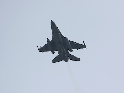 مقاتلة تركية من طراز F-16 تقلع من قاعدة إنجرليك الجوية في مدينة أضنة - 27 يوليو 2015. - REUTERS