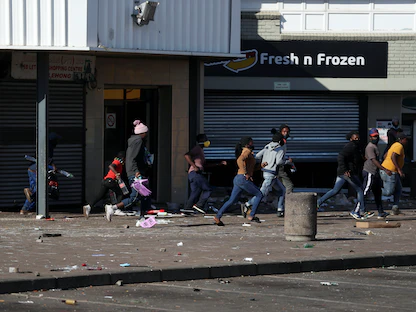 متظاهرون ينهبون مركزاً للتسوق خلال الاحتجاجات التي أعقبت سجن رئيس جنوب إفريقيا السابق جاكوب زوما في كاتلهونغ، جنوب إفريقيا، 12 يوليو 2021 - REUTERS