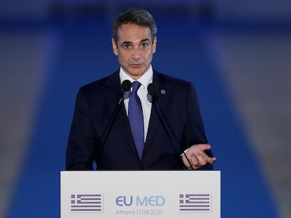 رئيس الوزراء اليوناني كيرياكوس ميتسوتاكيس يلقي بياناً خلال قمة MED7 الثامنة لدول البحر الأبيض المتوسط، في أثينا، اليونان، 17 سبتمبر 2021 - REUTERS