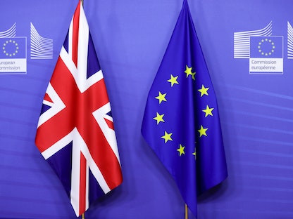 علما بريطانيا والاتحاد الأوروبي في مقر المفوضية الأوروبية في بروكسل  - REUTERS